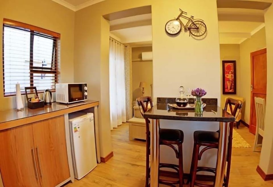 Superior Queen Room with Bath & Shower | Private kitchenette | Fridge, microwave, coffee/tea maker