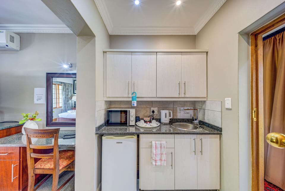 Superior Room, 1 Bedroom | Private kitchen | Coffee/tea maker