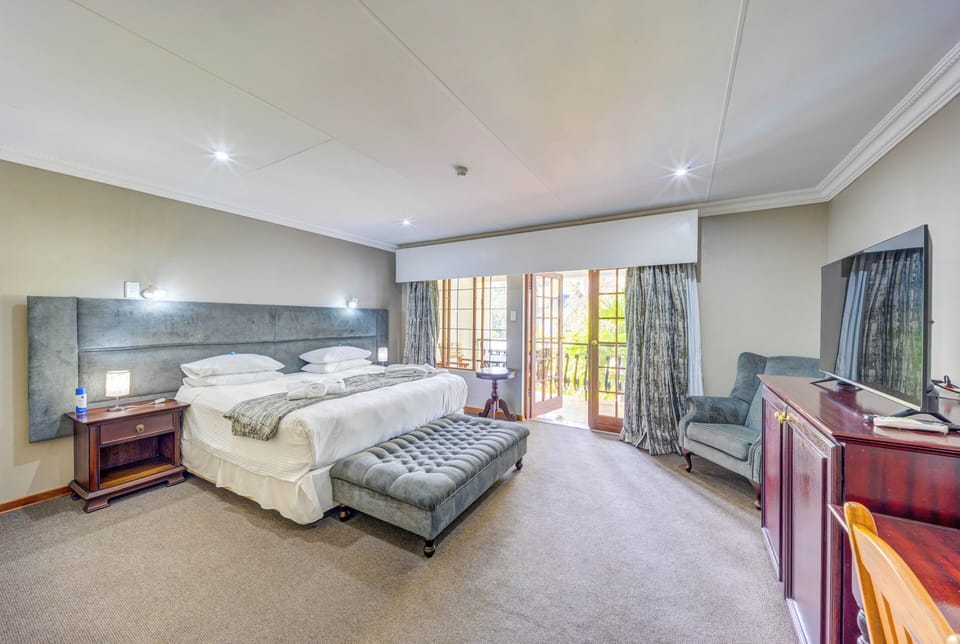 Deluxe Suite, 1 Bedroom | Egyptian cotton sheets, premium bedding, pillowtop beds, minibar