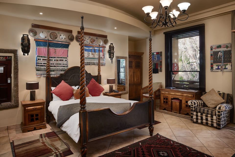 Junior Suite | Living area | 32-inch flat-screen TV with digital channels, TV, books