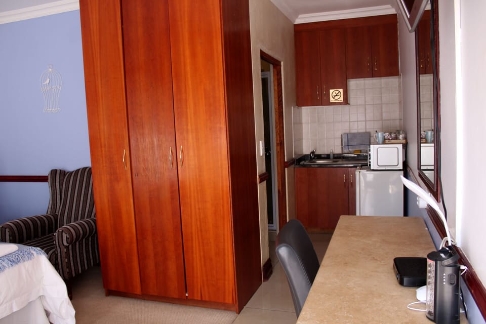 Luxury Room (Rooikat) | Private kitchen | Fridge, microwave, electric kettle