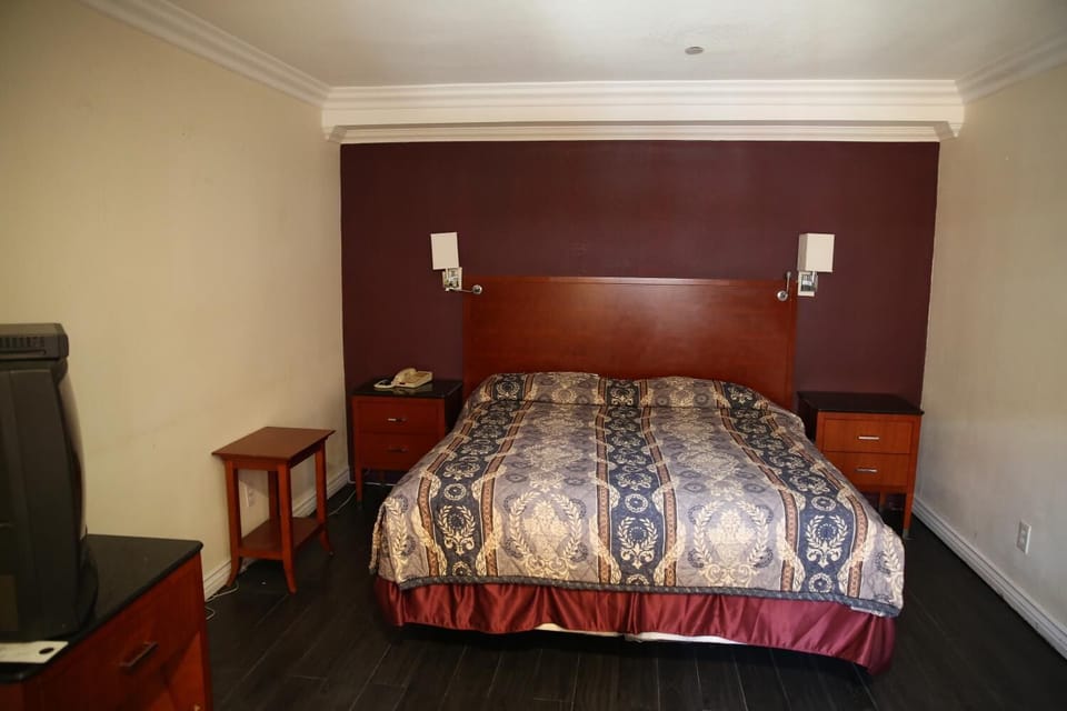 Blackout drapes, free WiFi, bed sheets