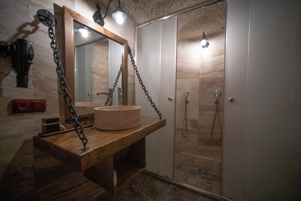 Junior Suite | Bathroom | Shower, hair dryer, bathrobes, slippers