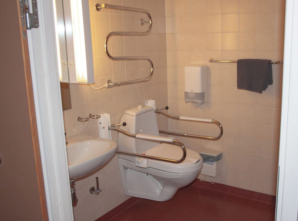 Twin Room, Accessible | Bathroom | Shower, hair dryer (on request), towels