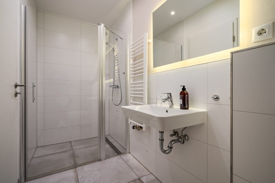 Double Room | Bathroom | Hair dryer, towels, shampoo