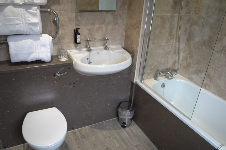 Coach House - External Entry - Stairs Only | Bathroom | Shower, free toiletries, hair dryer, towels