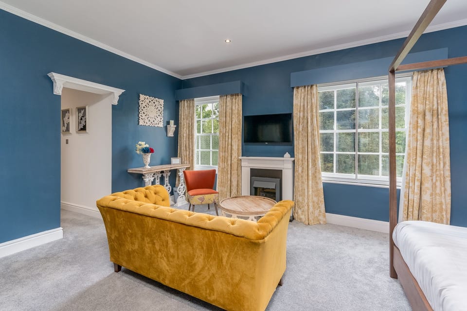 Signature Suite, 1 King Bed, River View | Desk, free WiFi, bed sheets
