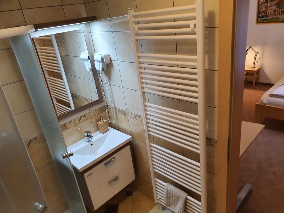 Twin Room, 1 Bedroom | Bathroom | Shower, hair dryer, towels, soap