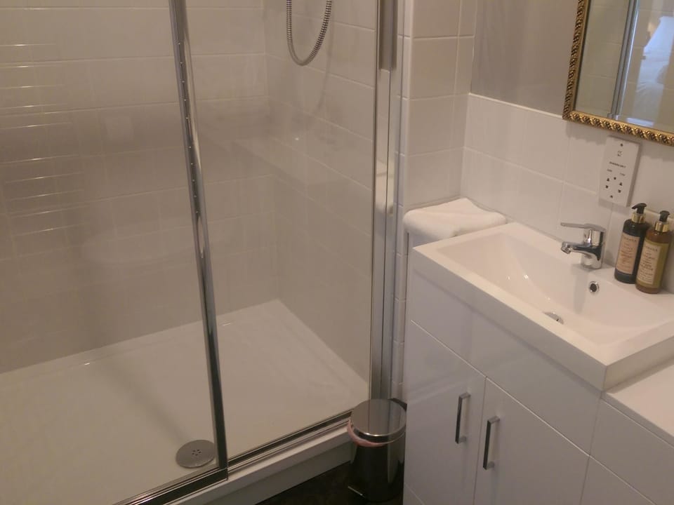 Deluxe Double or Twin Room, Ensuite (The Montgomery Room) | Bathroom | Shower, free toiletries, towels