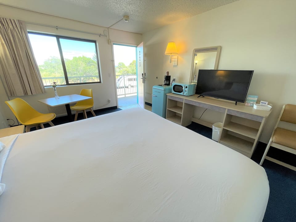 Standard Room, 1 King Bed | Soundproofing, WiFi (free), bed sheets