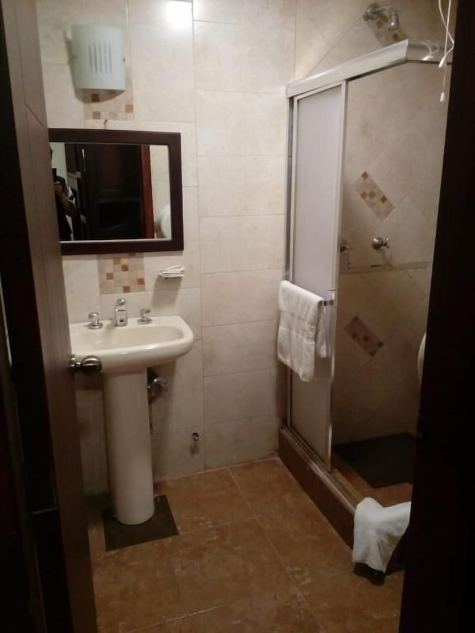 Shower, free toiletries, towels