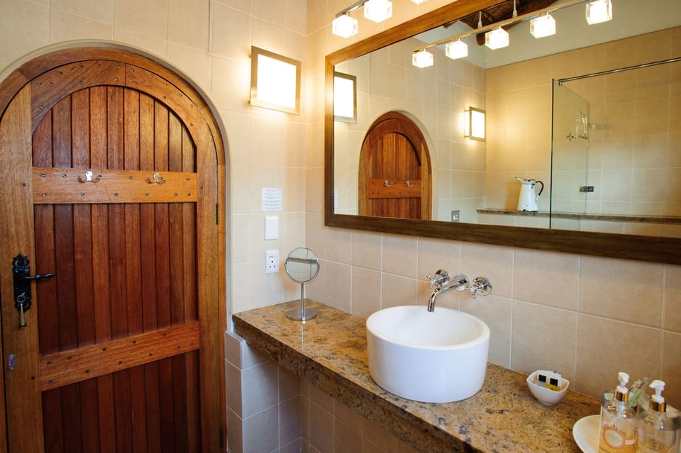 Exclusive Suite | Bathroom | Shower, free toiletries, hair dryer, towels