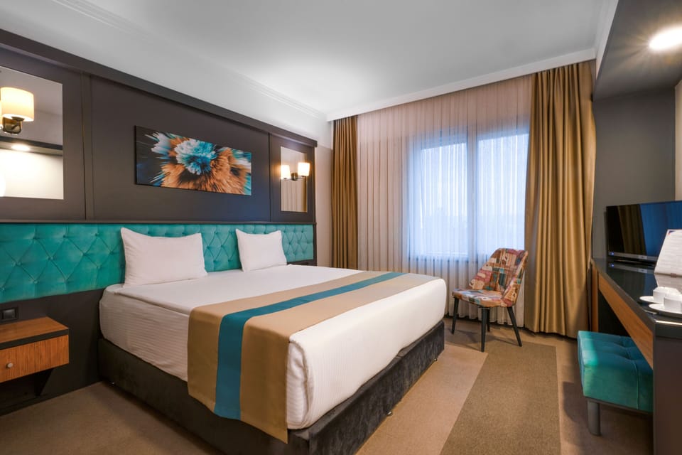 Standard Double Room | Minibar, in-room safe, desk, soundproofing