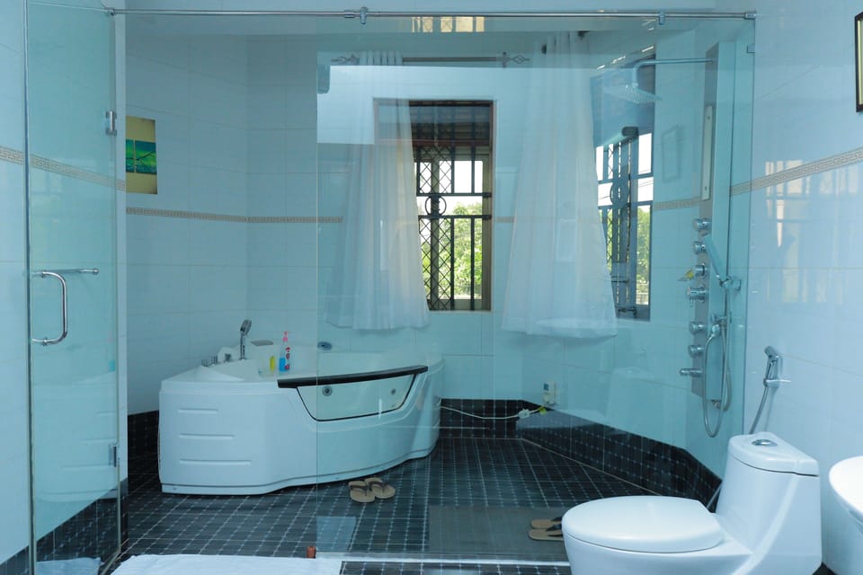 Jetted tub, free toiletries, slippers, towels