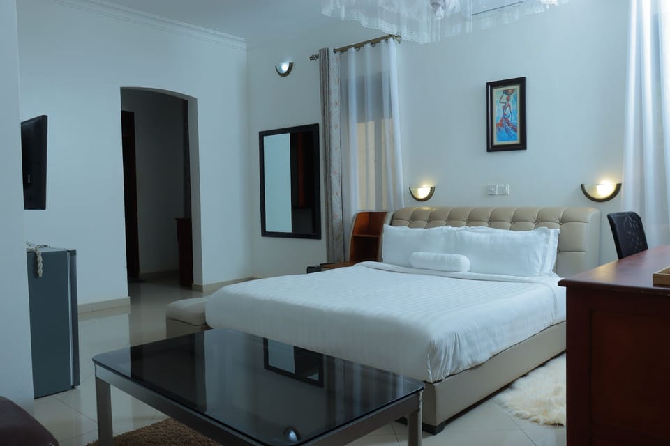 Executive Suite | Egyptian cotton sheets, premium bedding, down comforters, minibar
