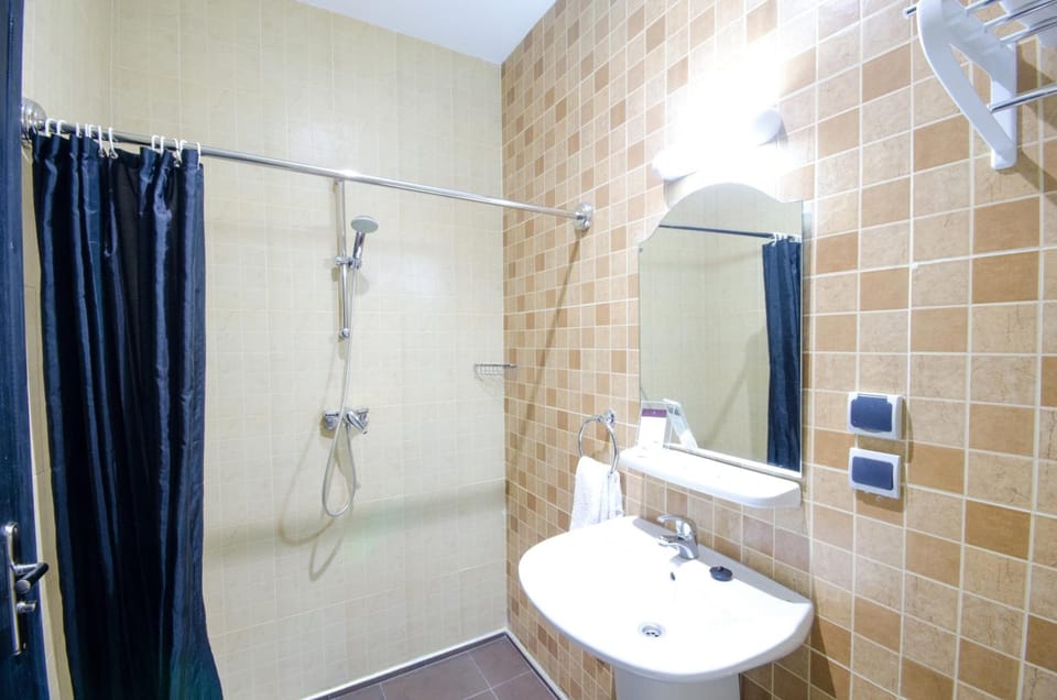 Shower, rainfall showerhead, towels