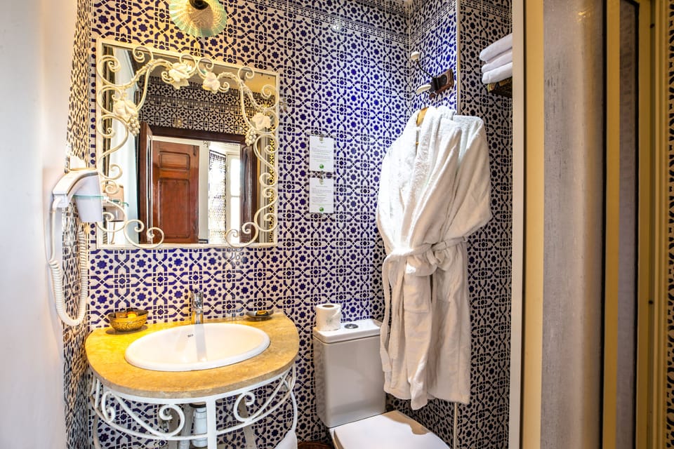 Suite | Bathroom | Free toiletries, hair dryer, towels