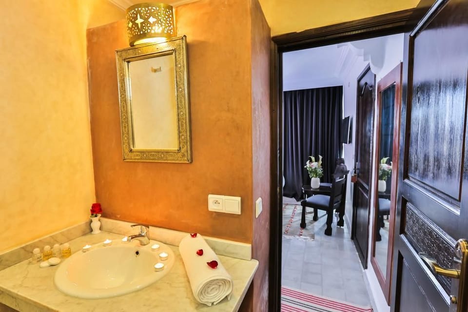 Luxury Studio, 1 King Bed with Sofa bed, Sea View | Bathroom sink