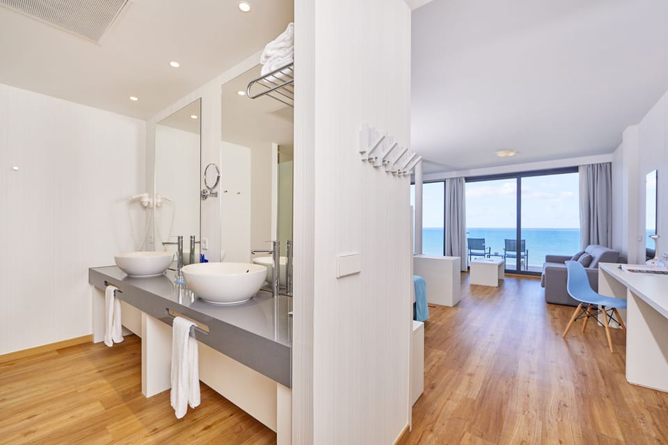 Junior Suite, Sea View | Bathroom | Shower, free toiletries, hair dryer, towels