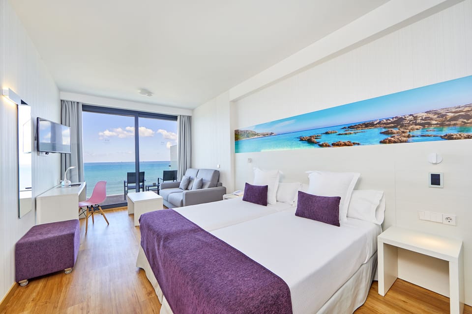 Superior Double Room, Sea View | Minibar, in-room safe, desk, blackout drapes