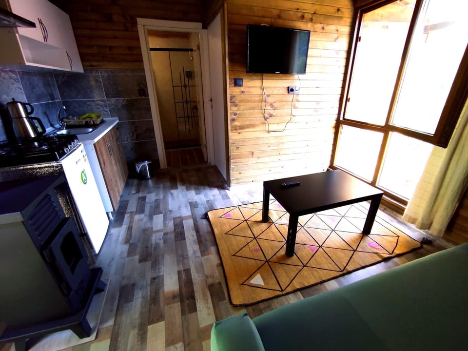 Comfort Chalet | Premium bedding, desk, laptop workspace, WiFi