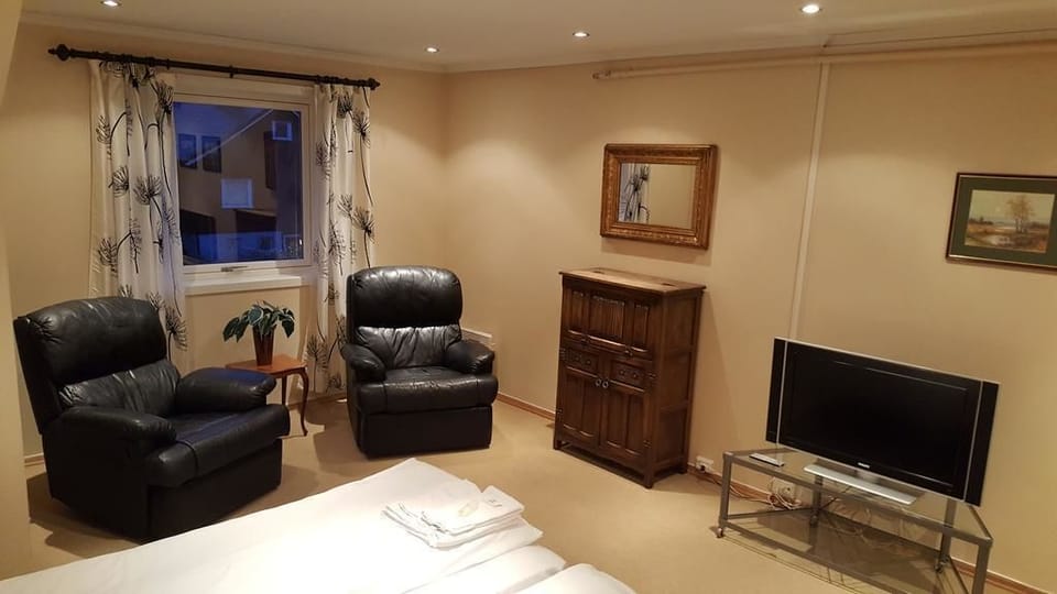 Double or Twin Room, 2 Twin Beds | Soundproofing, iron/ironing board, WiFi (free), bed sheets