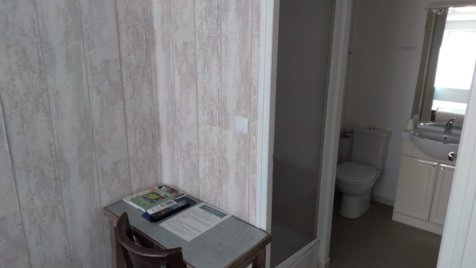 Standard Twin Room | Bathroom | Shower, hair dryer, towels
