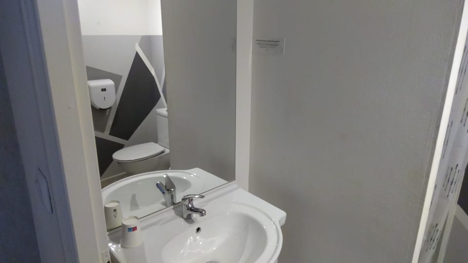 Standard Twin Room | Bathroom | Shower, hair dryer, towels