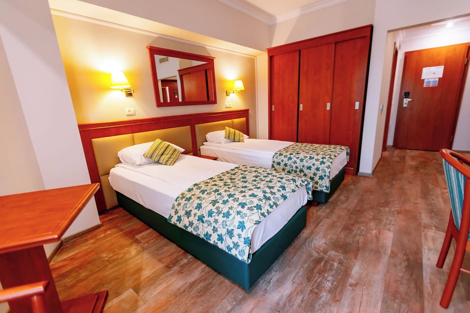 Standard Twin Room | Premium bedding, minibar, in-room safe, desk