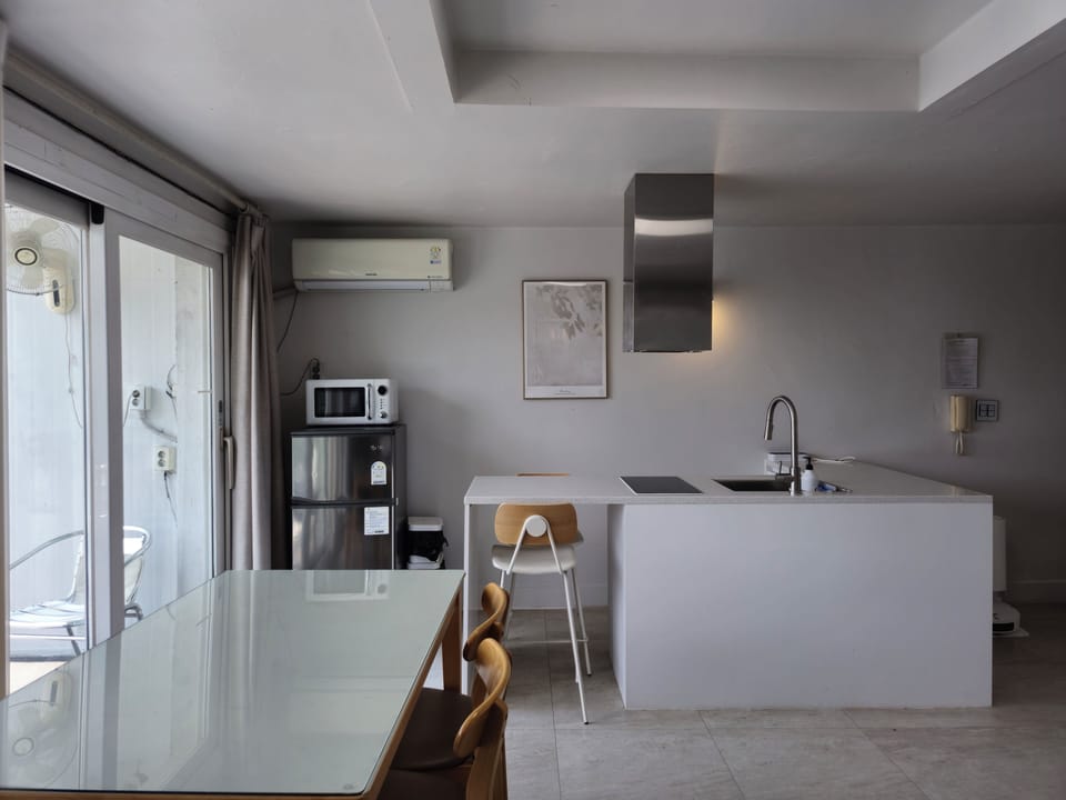 Standard Double Room, 1 Bedroom | In-room dining