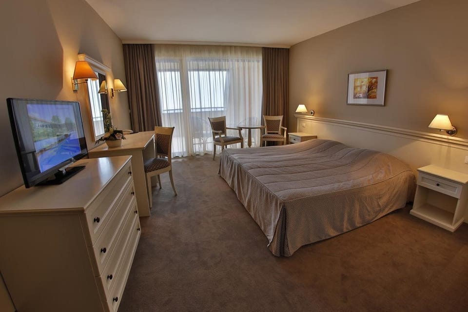 Minibar, in-room safe, free WiFi
