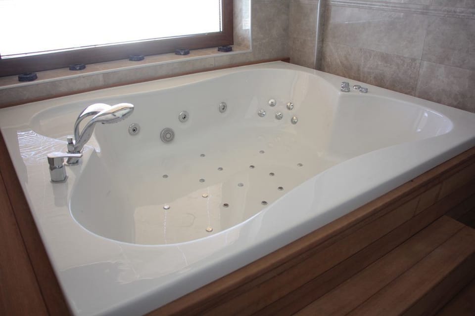 Deluxe Double Room, Jetted Tub, Sea View | Jetted tub