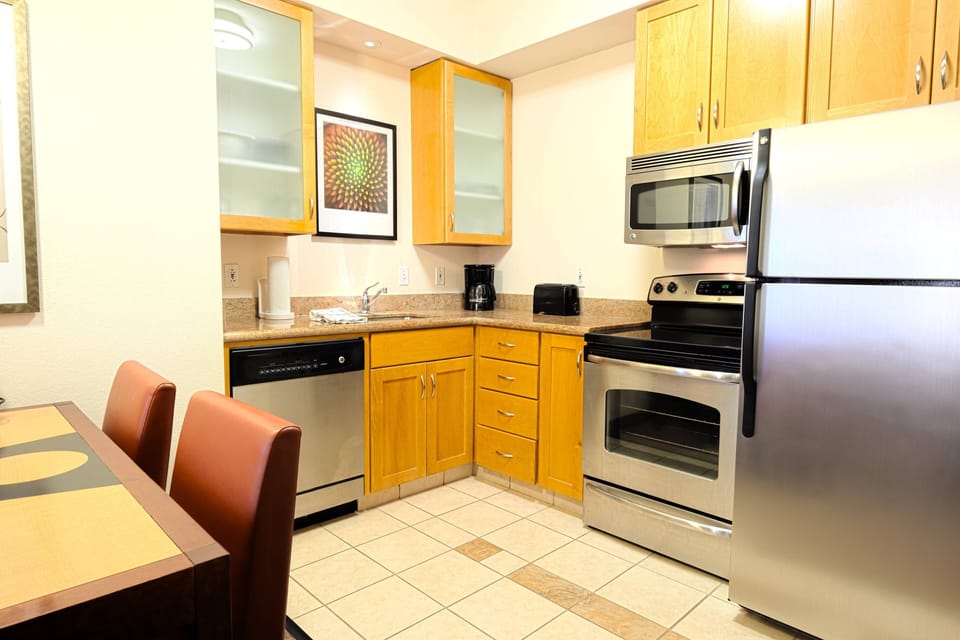 Coffee/tea maker, fridge, microwave, stovetop
