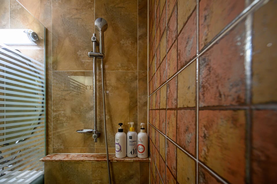 Comfort Twin Room, 2 Twin Beds | Bathroom | Shower, free toiletries, hair dryer, slippers