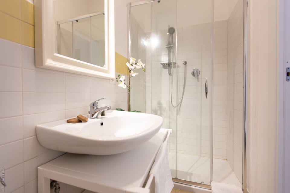 Junior Suite, Terrace | Bathroom | Shower, free toiletries, hair dryer, towels