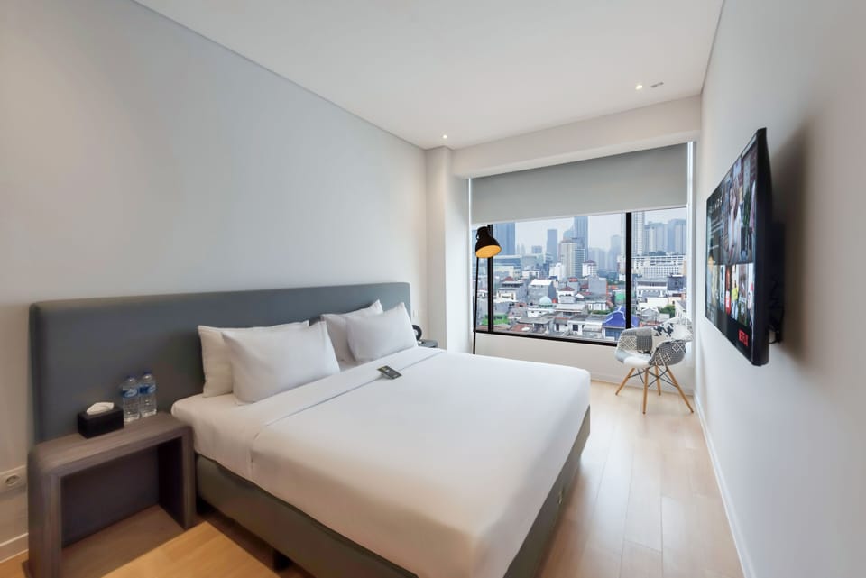 Juno Skyline View | Desk, soundproofing, iron/ironing board, free WiFi
