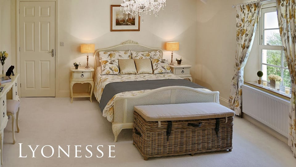 Luxury Double Room (Lyonesse) | Desk, iron/ironing board, free WiFi, bed sheets