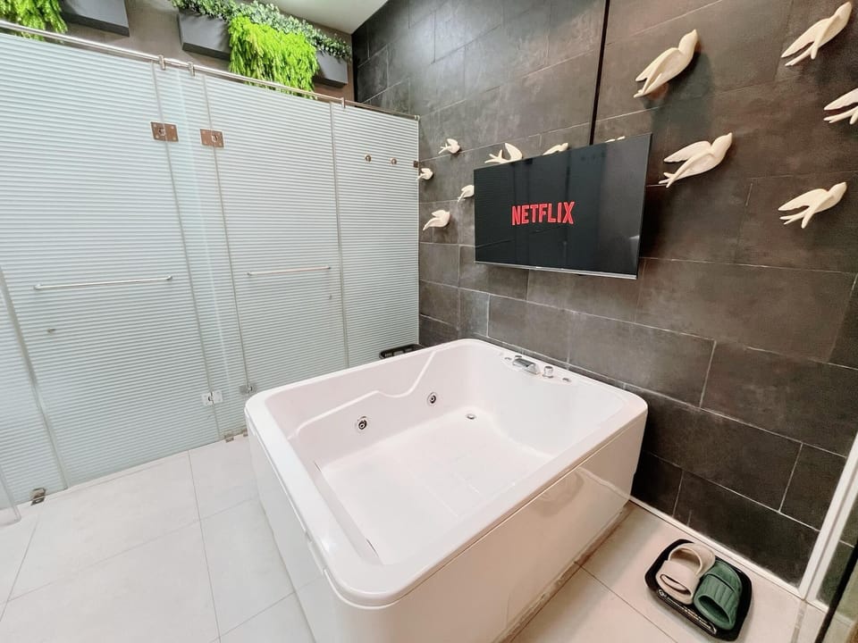 Suite Jacuzzi Room | Bathroom | Free toiletries, hair dryer, bidet, towels
