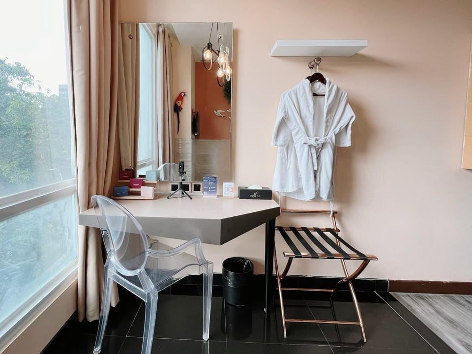 Executive Jacuzzi Room | In-room safe, individually decorated, desk, blackout drapes