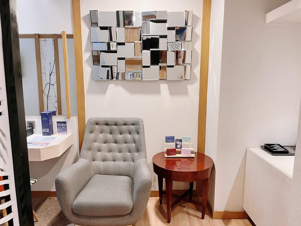 Suite Jacuzzi Room | In-room safe, individually decorated, desk, blackout drapes