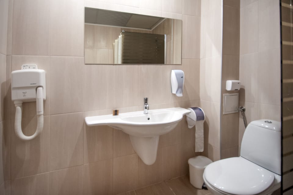 Shower, rainfall showerhead, free toiletries, hair dryer