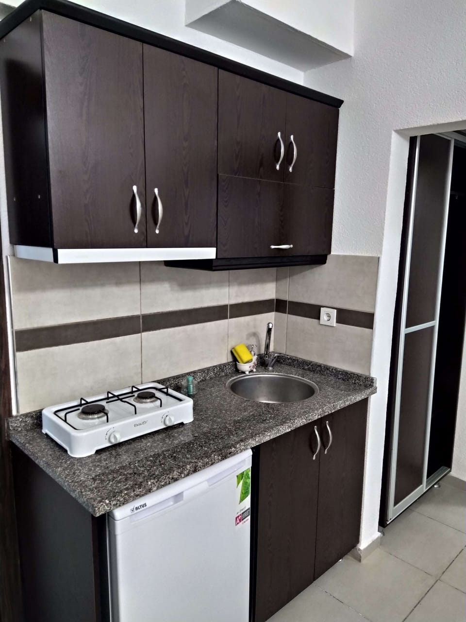 Basement Room | Private kitchenette | Stovetop, cookware/dishes/utensils