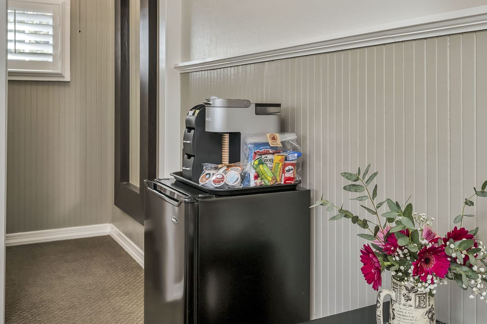 Luxury Room, 1 King Bed with Sofa bed (Palisades) | Coffee and/or coffee maker