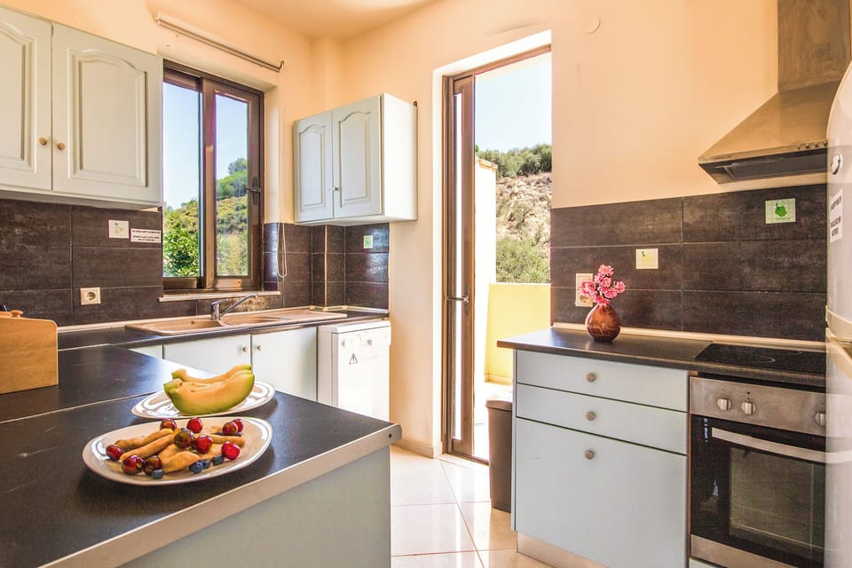Villa | Private kitchen | Full-size fridge, microwave, oven, stovetop