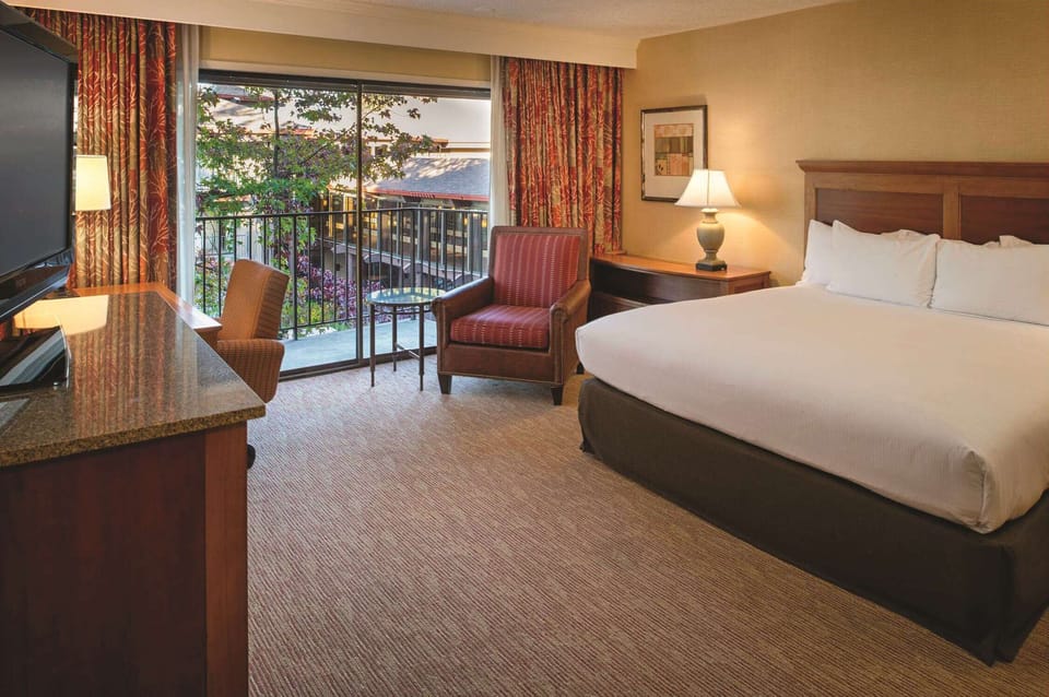 Standard Room, 1 King Bed, Balcony | Premium bedding, down comforters, pillowtop beds, in-room safe