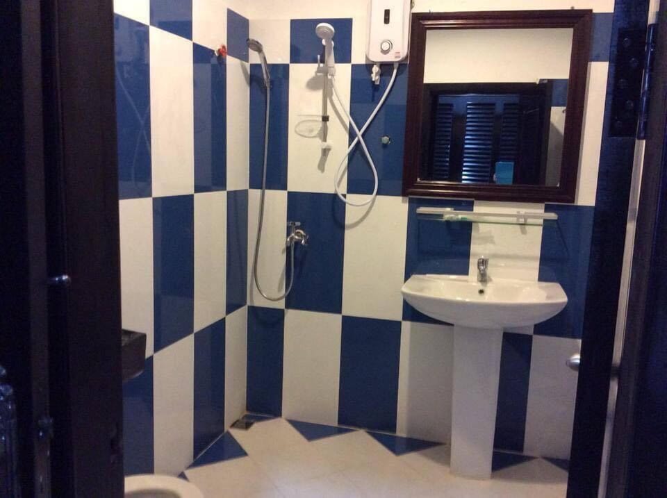 Standard Double Room | Bathroom | Shower, free toiletries, towels