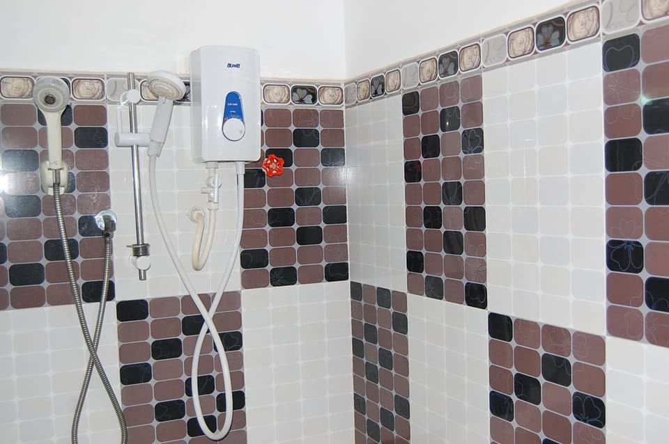 Standard Double Room | Bathroom shower