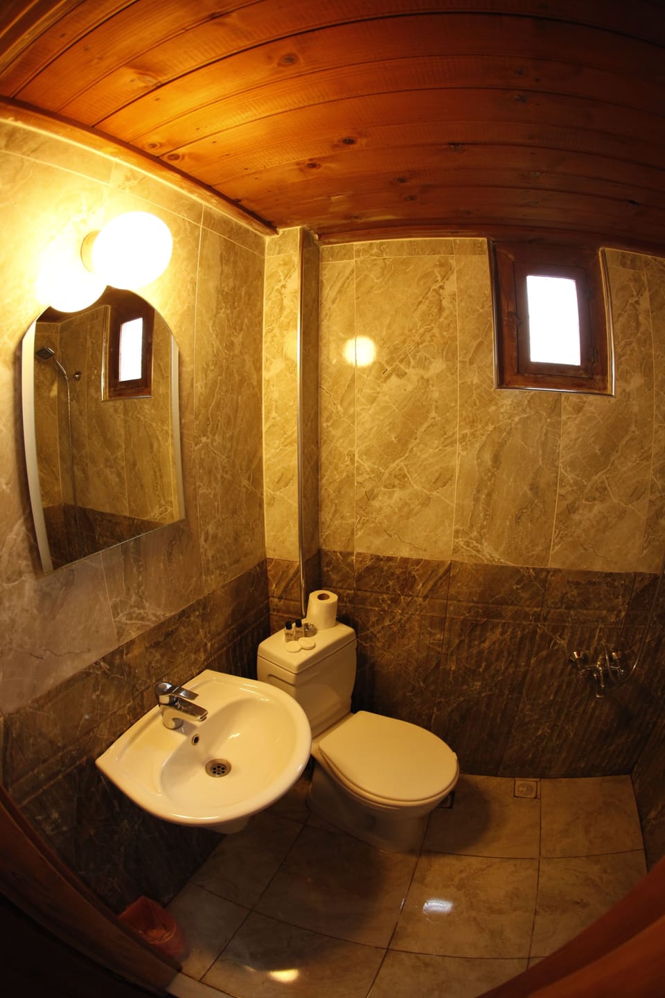Basic Room, 1 Bedroom, Non Smoking, City View | Bathroom | Shower, free toiletries, hair dryer, slippers
