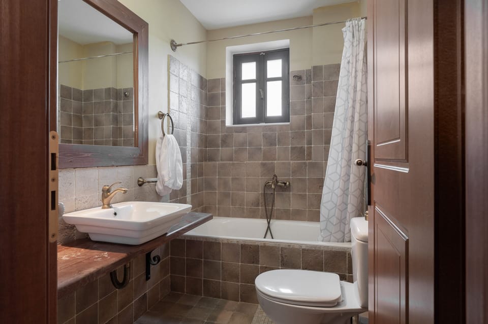 Standard Double or Twin Room | Bathroom | Free toiletries, hair dryer, towels