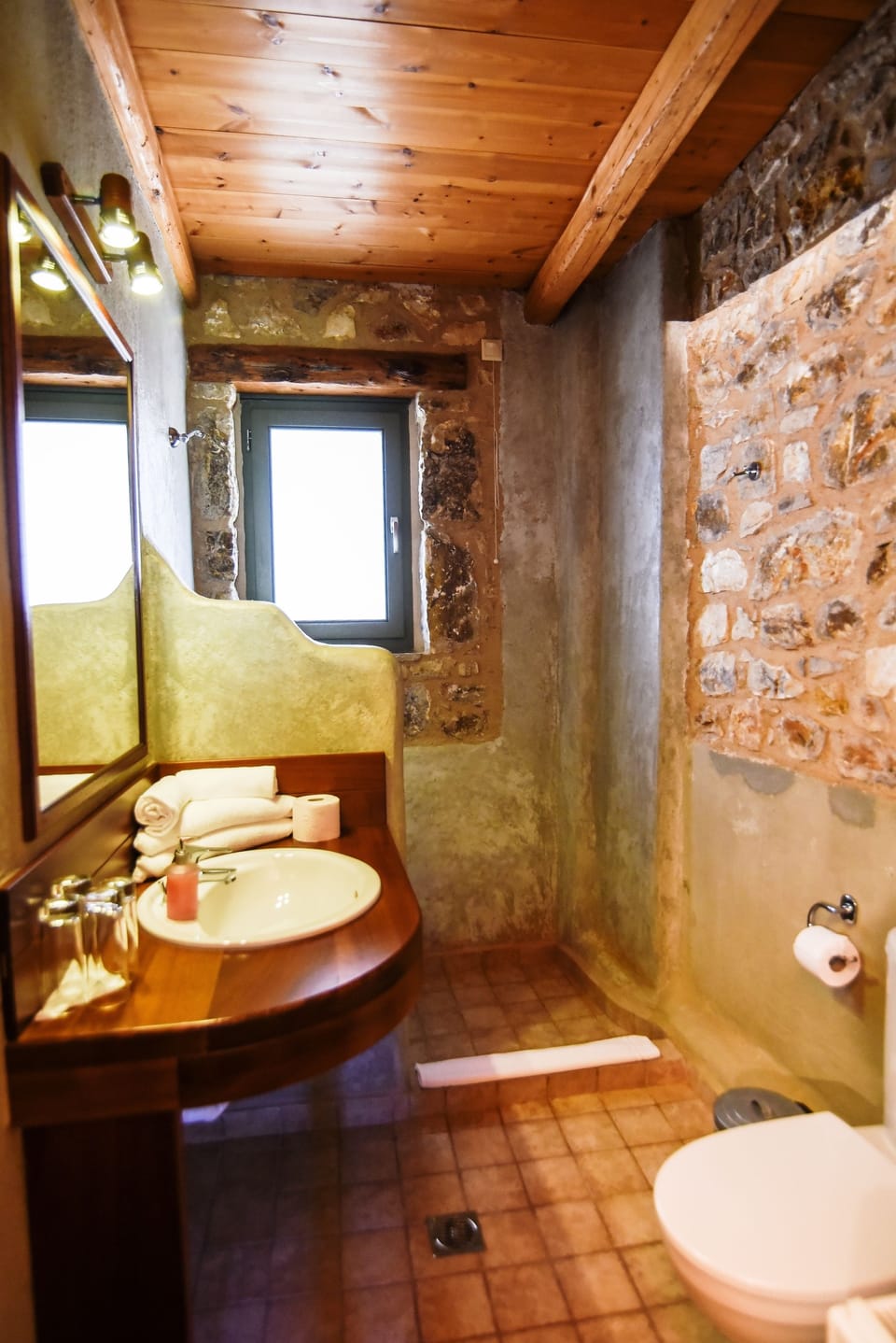 Double Room (Philosophy) | Bathroom | Shower, rainfall showerhead, free toiletries, hair dryer